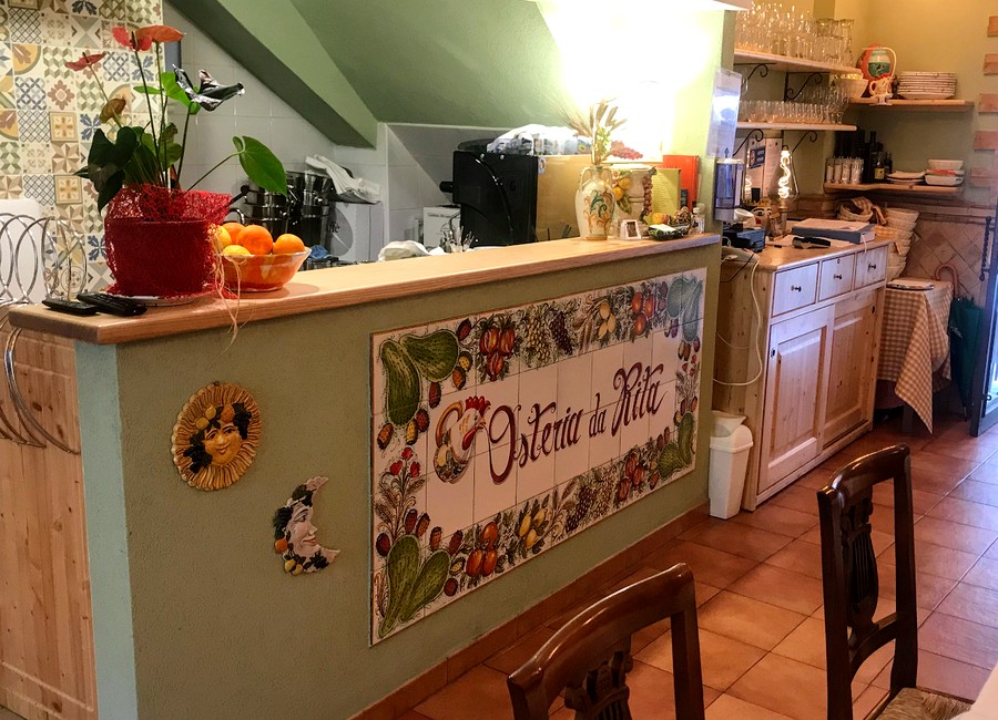 Bancone interno di Osteria da Rita