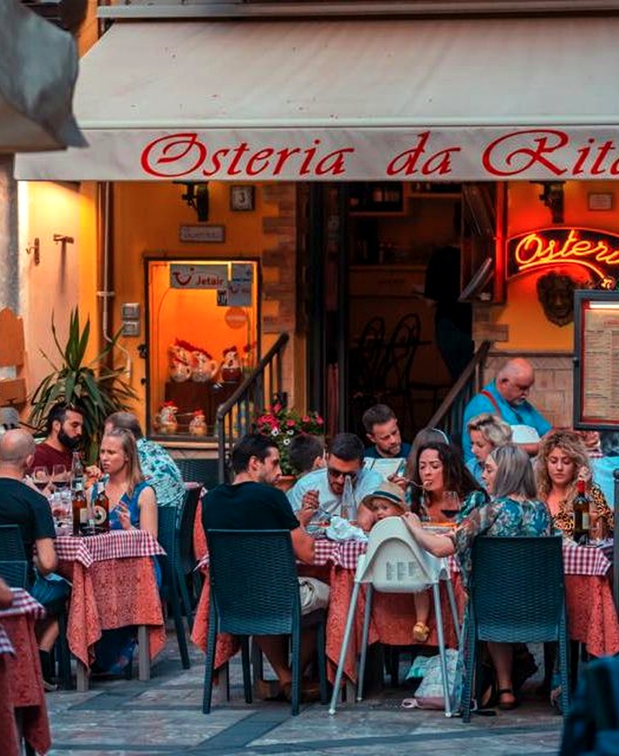 Tavoli all'aperto davanti a Osteria da Rita